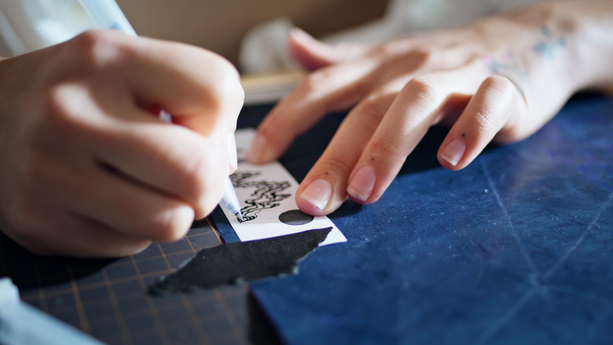 Mains stitching labels for retail